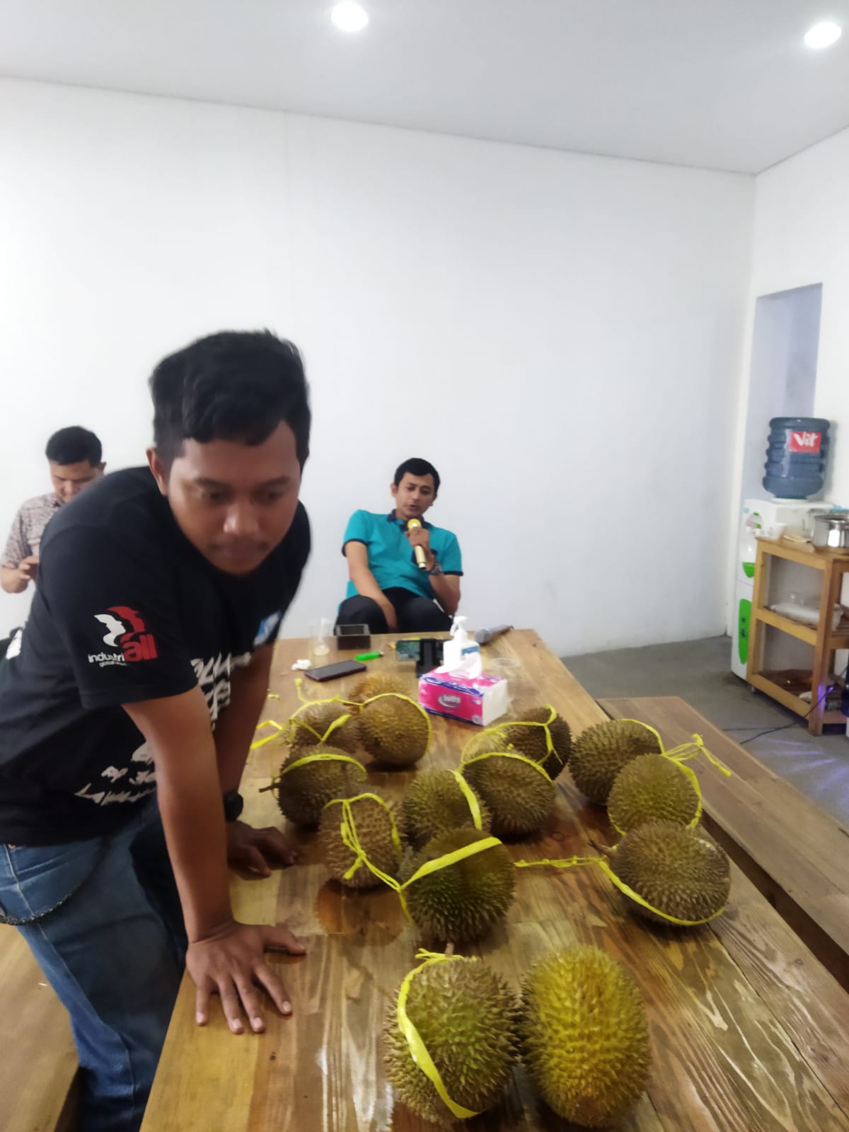 Makan duren bersama staff bprtas